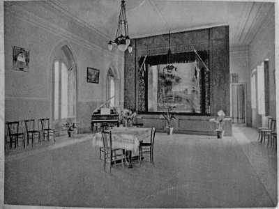 E proprio qui, per la prima volta, in occasione di un saggio scolastico, sfoggi� la sua splendida voce